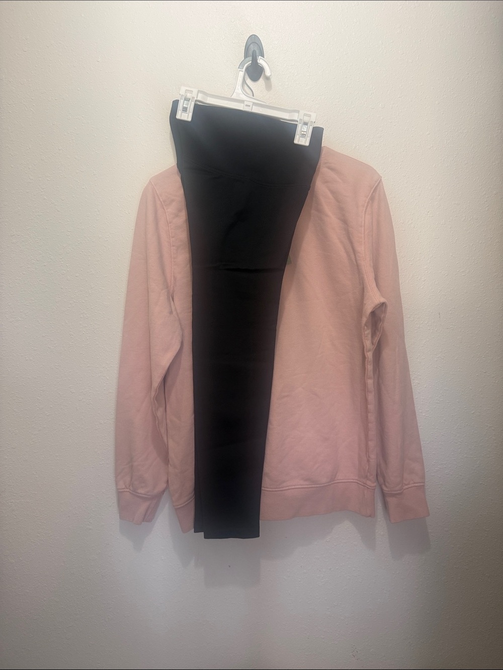 Goodfellow Women’s Lightweight Pink sweater & all in motion leggings, Size M